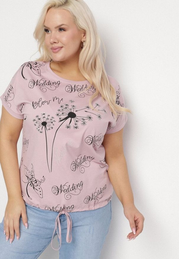 Born2be - Różowy Bawełniany T-shirt z Motywem Dmuchawców Cyrkoniami i Troczkiem Oliseana. Okazja: na co dzień. Kolor: różowy. Materiał: bawełna. Styl: casual