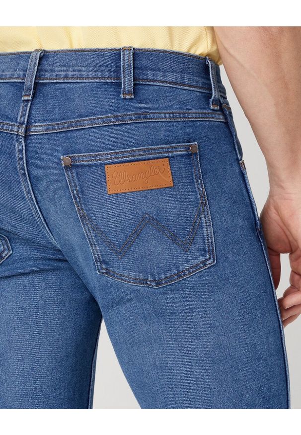 Wrangler - WRANGLER GREENSBORO MĘSKIE SPODNIE JEANSOWE SMOKE SEA W15QYLZ71 112330503