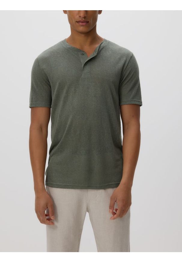 Reserved - T-shirt henley regular fit - ciemnozielony. Typ kołnierza: typu henley. Kolor: zielony. Materiał: dzianina, wiskoza