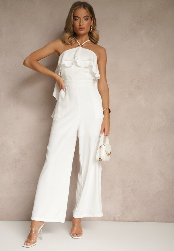 Renee - Biały Asymetryczny Kombinezon Ozdobiony Metaliczną Aplikacją Tilfina. Okazja: na imprezę. Kolor: biały. Wzór: aplikacja