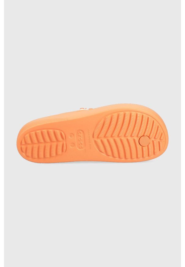 Crocs japonki damskie kolor pomarańczowy na platformie. Kolor: pomarańczowy. Materiał: materiał. Wzór: gładki. Obcas: na platformie
