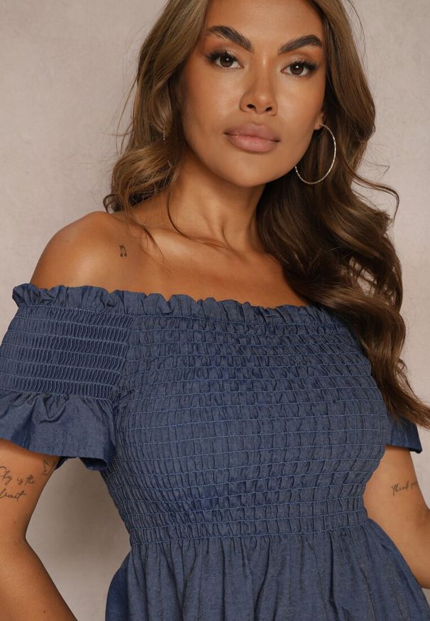 Renee - Granatowa Rozkloszowana Sukienka Typu Hiszpanka z Marszczeniem Solifea. Okazja: na co dzień. Typ kołnierza: dekolt hiszpanka. Kolor: niebieski. Długość rękawa: krótki rękaw. Styl: casual