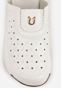 Born2be - Białe Klapki na Koturnie z Perforacją Tłoczeniem i Metaliczną Aplikacją Eupheda. Okazja: na co dzień, na spacer. Kolor: biały. Materiał: dresówka. Wzór: aplikacja. Obcas: na koturnie. Styl: casual #2