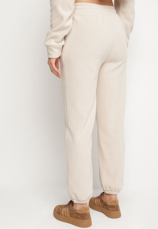 Born2be - Beżowe Bawełniane Spodnie Dresowe ze Sznurkiem i Polarową Podszewką Saliavera. Okazja: na co dzień. Kolor: beżowy. Materiał: polar, bawełna, dresówka. Styl: casual, klasyczny, sportowy