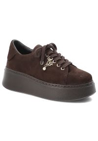 Czekoladowe Sneakersy Karino Modne Buty Damskie Na Platformie. Okazja: na co dzień. Zapięcie: sznurówki. Kolor: brązowy. Materiał: welur. Obcas: na platformie. Styl: casual, klasyczny, elegancki