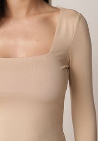 Born2be - Beżowa Elastyczna Bluzka z Kwadratowym Dekoltem z Wiskozą Doriore. Okazja: na co dzień. Typ kołnierza: dekolt kwadratowy. Kolor: beżowy. Materiał: wiskoza. Styl: elegancki, klasyczny, casual #2