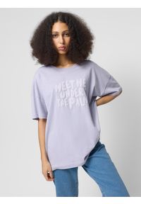 outhorn - T-shirt oversize z nadrukiem damski Outhorn - fioletowy. Kolor: fioletowy. Materiał: dzianina, bawełna. Długość rękawa: krótki rękaw. Długość: krótkie. Wzór: nadruk
