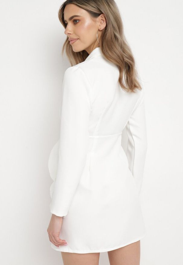 Born2be - Biała Marynarkowa Sukienka Mini z Kopertową Górą Nivrade. Kolor: biały. Typ sukienki: kopertowe. Długość: mini