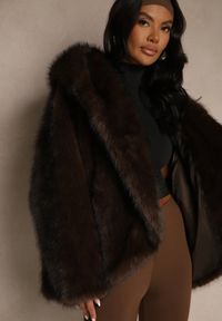 Renee - Brązowa Oversizowa Kurtka Futerko z Kapturem Venelle. Okazja: na imprezę. Typ kołnierza: kaptur. Kolor: brązowy. Materiał: futro. Styl: klasyczny #2