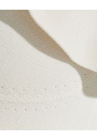 Alexander McQueen - ALEXANDER MCQUEEN - Biała sukienka z falbaną. Kolor: biały. Materiał: wiskoza. Długość rękawa: na ramiączkach. Długość: mini #5