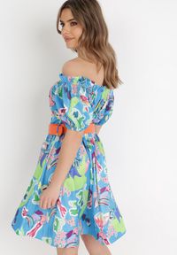 Born2be - Niebieska Sukienka Satynowa Theophanthe. Okazja: na ślub cywilny, na wesele. Typ kołnierza: dekolt hiszpanka. Kolor: niebieski. Materiał: satyna. Wzór: aplikacja, kolorowy. Długość: mini #2