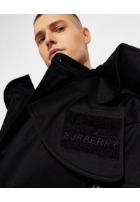Burberry - BURBERRY - Czarna kurtka z kapturem i logo. Typ kołnierza: kaptur. Kolor: czarny #6