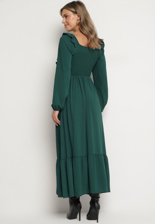 Born2be - Ciemnozielona Sukienka Długa Rozkloszowana z Ozdobnymi Falbankami Ferellia. Typ kołnierza: kołnierz z falbankami. Kolor: zielony. Materiał: jeans, materiał. Typ sukienki: rozkloszowane. Długość: maxi