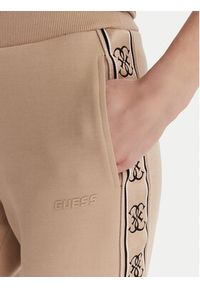 Guess Spodnie dresowe V2YB15 KB3P2 Beżowy Regular Fit. Kolor: beżowy. Materiał: bawełna #4