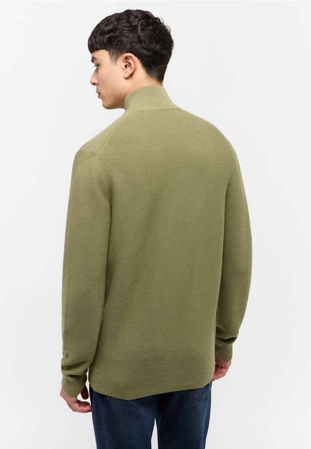 Sweter Męski Rozpinany Mustang Style Escondido Oil Green 1015476 6273. Okazja: na co dzień. Typ kołnierza: bez kaptura, kołnierzyk stójkowy. Materiał: bawełna. Długość rękawa: długi rękaw. Długość: długie. Styl: casual, elegancki
