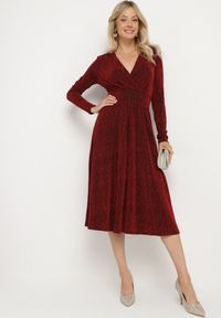 Born2be - Bordowa Taliowana Sukienka z Wiskozą o Rozkloszowanym Kroju Zdobiona Metaliczną Nicią Mesinae. Okazja: na spotkanie biznesowe, do pracy. Typ kołnierza: dekolt w kształcie V. Kolor: czerwony. Materiał: wiskoza. Długość rękawa: długi rękaw. Wzór: aplikacja. Typ sukienki: rozkloszowane. Styl: biznesowy, elegancki, glamour, wizytowy #5