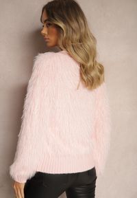 Renee - Różowy Sweter z Długim Włosiem i Wełną z Guzikami w Kształcie Kwiatów Meriwine. Okazja: na randkę, na co dzień. Typ kołnierza: dekolt w kształcie V. Kolor: różowy. Materiał: wełna. Długość: długie. Wzór: kwiaty. Styl: klasyczny, casual, elegancki #5