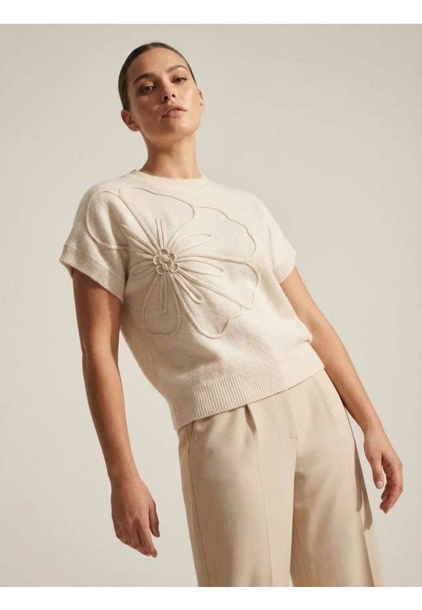 Sinsay - Sweter bez rękawów z tłoczonym kwiatem - biały. Kolor: biały. Długość rękawa: bez rękawów. Wzór: kwiaty