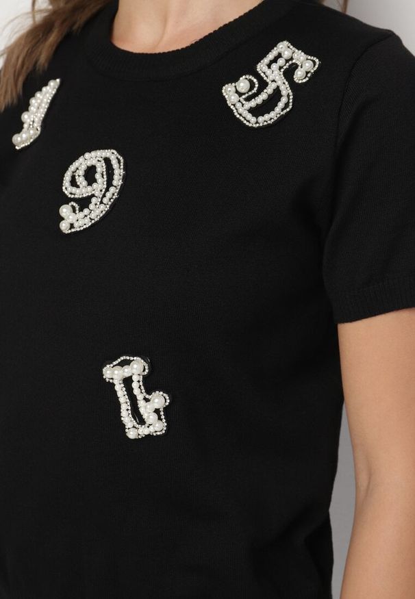 Born2be - Czarny T-shirt Ozdobiony Naszywkami Perełkami i Cyrkoniami Karavia. Okazja: na co dzień, na spacer. Kolor: czarny. Materiał: jeans. Wzór: aplikacja. Styl: klasyczny, casual