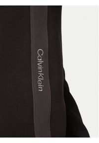 Calvin Klein Jeans Spodnie dresowe J30J327243 Czarny Regular Fit. Kolor: czarny. Materiał: syntetyk, bawełna