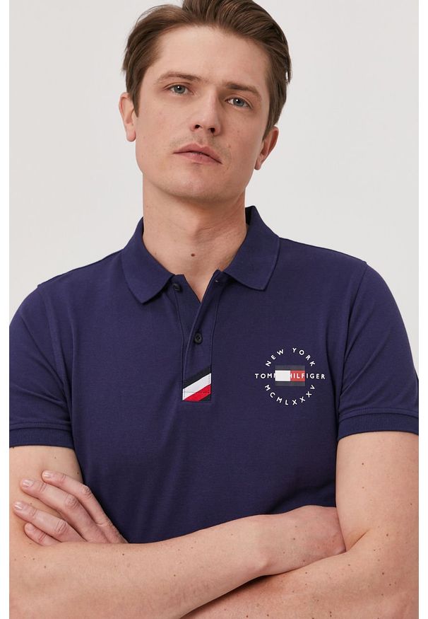 TOMMY HILFIGER - Tommy Hilfiger - Polo. Typ kołnierza: polo. Kolor: niebieski. Materiał: bawełna, dzianina. Długość: krótkie. Wzór: gładki