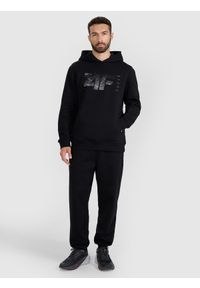 4f - 4F Bluza dresowa nierozpinana z kapturem męska - czarna M. Okazja: na co dzień. Typ kołnierza: kaptur. Kolor: czarny. Materiał: dresówka. Wzór: gładki, ze splotem, nadruk. Styl: klasyczny, sportowy, casual