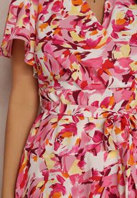 Renee - Różowa Sukienka Agamorior. Kolor: różowy. Materiał: materiał. Długość rękawa: krótki rękaw. Wzór: aplikacja, kwiaty, kolorowy. Typ sukienki: kopertowe. Styl: elegancki. Długość: mini #4