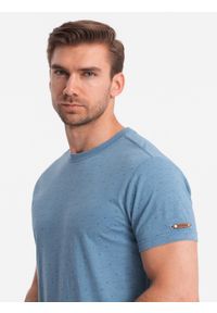 Ombre Clothing - Męski t-shirt fullprint z kolorowymi literami - niebieski denim V4. Okazja: na co dzień. Kolor: niebieski. Materiał: denim. Wzór: kolorowy. Styl: klasyczny, casual