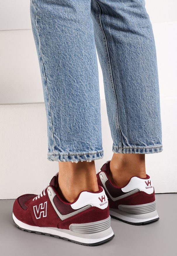Born2be - Bordowe Sznurowane Buty Sportowe z Naszywką z Boku Koriala. Kolor: czerwony. Wzór: aplikacja