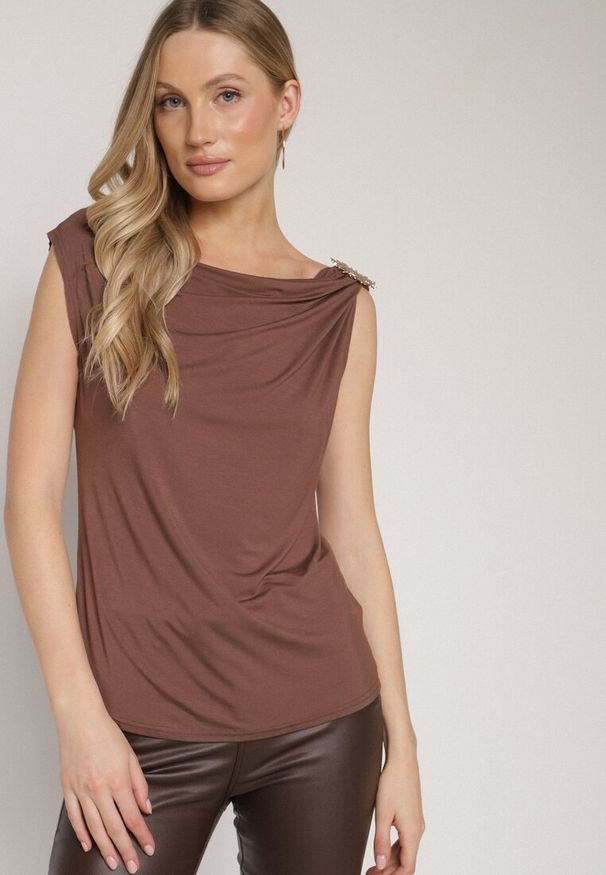 Born2be - Brązowy Wiskozowy Top z Marszczonym Dekoltem z Aplikacją w Kształcie Słońca Reivena. Okazja: na spotkanie biznesowe, do pracy, na co dzień. Kolor: brązowy. Materiał: wiskoza. Wzór: aplikacja. Styl: elegancki, casual, klasyczny, biznesowy