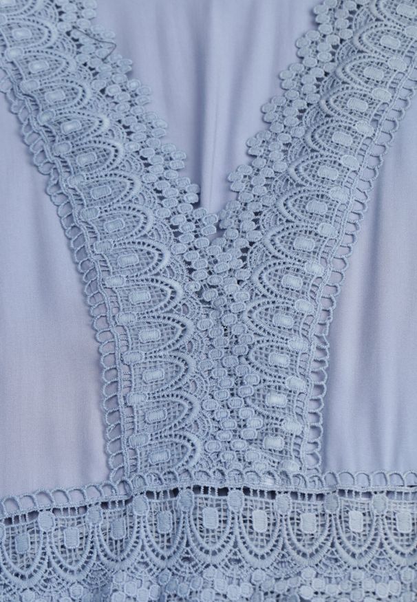 Born2be - Niebieska Rozkloszowana Sukienka z Koronką Brightyn. Kolor: niebieski. Materiał: koronka. Wzór: koronka. Długość: maxi