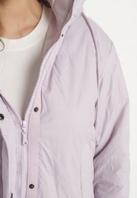 Born2be - Jasnofioletowa Pikowana Kurtka z Kapturem i Lekkim Ociepleniem Ninirila. Okazja: na spacer. Typ kołnierza: kaptur. Kolor: fioletowy. Materiał: jeans. Długość: krótkie. Styl: klasyczny, elegancki #4