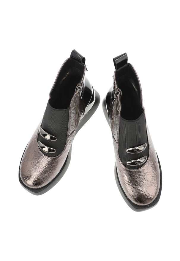 Srebrne Botki S.Barski Stylowe Damskie Buty Na Koturnie. Zapięcie: klamry. Kolor: srebrny. Szerokość cholewki: normalna. Wzór: aplikacja. Sezon: zima, jesień. Obcas: na koturnie. Styl: elegancki