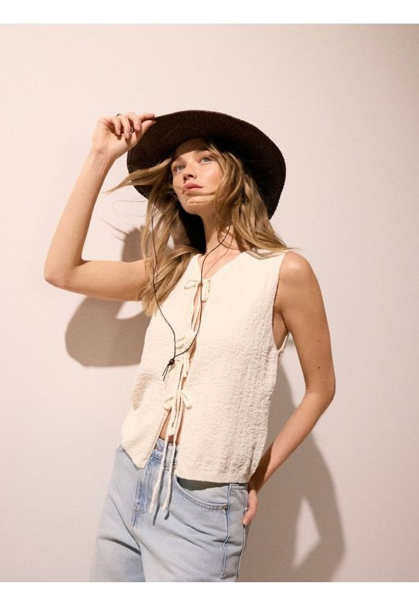 Reserved - Kamizelka z wiązaniem - kremowy. Kolor: kremowy. Materiał: dzianina