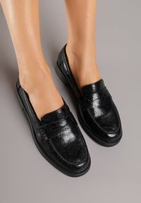 Renee - Czarne Mokasyny z Wężowym Motywem Latanna. Okazja: na spotkanie biznesowe, do pracy, na co dzień. Kolor: czarny. Styl: klasyczny, biznesowy, casual, elegancki #6