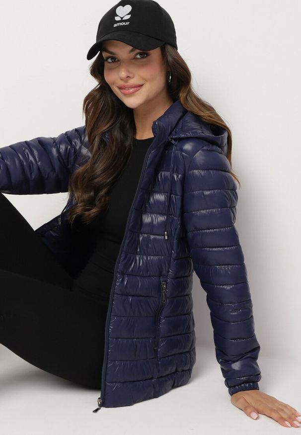 Born2be - Granatowa Kurtka Pikowana z Odpinanym Katurem Rilevama. Kolor: niebieski. Styl: elegancki