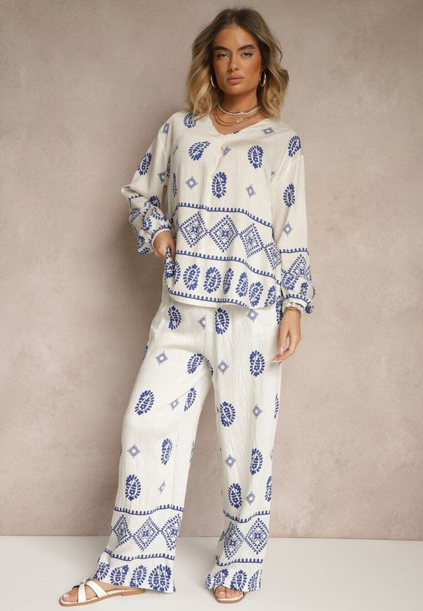 Renee - Biało-Niebieski Komplet w Stylu Etno Spodnie z Gumką w Pasie i Bluzka Oversize Eviralyn. Kolor: biały