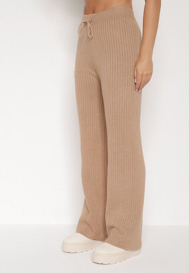 Born2be - Beżowe Prążkowane Spodnie z Wełną o Szerokim Kroju z Wysokim Stanem Reinnia. Okazja: na co dzień. Stan: podwyższony. Kolor: beżowy. Materiał: wełna, prążkowany. Styl: casual