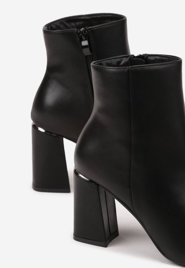 Born2be - Czarne Botki na Obcasie Vices z Metaliczną Wstawką Ideme. Okazja: na co dzień. Kolor: czarny. Materiał: jeans. Obcas: na obcasie. Styl: casual, elegancki, klasyczny. Wysokość obcasa: średni