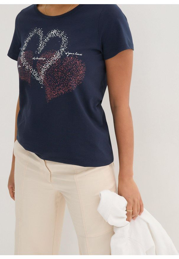 bonprix - Bluzka bawełniana z nadrukiem serca z bawełny organicznej. Kolor: niebieski. Materiał: bawełna. Długość rękawa: krótki rękaw. Długość: krótkie. Wzór: nadruk