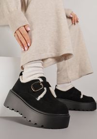 Born2be - Czarne Śniegowce na Grubej Podeszwie z Paskiem z Klamerką i Futerkiem Uwedina. Nosek buta: okrągły. Zapięcie: pasek. Kolor: czarny. Materiał: futro. Sezon: zima. Obcas: na obcasie. Styl: klasyczny. Wysokość obcasa: średni #1