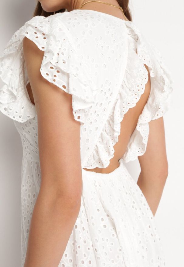 Born2be - Biała Bawełniana Sukienka Ozdobiona Haftem i Falbankami Przy Ramionach Celestis. Typ kołnierza: kołnierz z falbankami. Kolor: biały. Materiał: bawełna. Wzór: aplikacja, haft. Sezon: lato