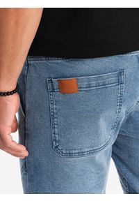 Ombre Clothing - Męskie joggery jeansowe z asymetrycznymi przeszyciami – niebieskie V2 OM-PADJ-0165 - XL. Okazja: na co dzień. Kolor: niebieski. Materiał: jeans. Wzór: aplikacja. Styl: klasyczny, casual, elegancki #5