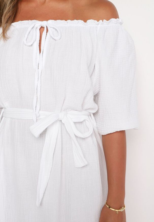 Born2be - Biała Trapezowa Muślinowa Sukienka z Bawełny z Paskiem i Gumką w Talii Vimarinn. Okazja: na co dzień. Typ kołnierza: dekolt hiszpanka. Kolor: biały. Materiał: bawełna. Typ sukienki: trapezowe. Styl: casual