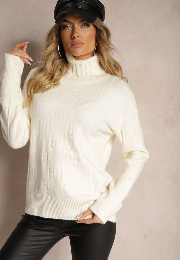 Renee - Jasnobeżowy Golf o Klasycznym Kroju Savelle. Okazja: na co dzień. Typ kołnierza: golf. Kolor: beżowy. Materiał: jeans. Długość rękawa: długi rękaw. Długość: długie. Styl: klasyczny