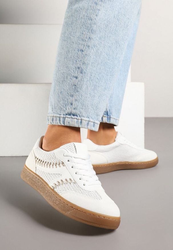 Born2be - Białe Sneakersy Kultowe Tenisówki z Ozdobnymi Przeszyciami i Tweedem Koriarea. Okazja: na co dzień. Kolor: biały. Materiał: jeans