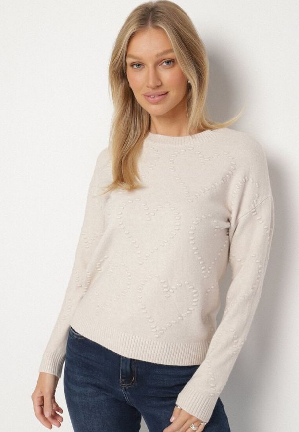 Born2be - Jasnobeżowy Sweter Ozdobiony Motywem Serc Unisae. Okazja: na co dzień. Kolor: beżowy. Materiał: jeans. Wzór: aplikacja. Styl: casual