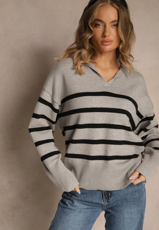 Renee - Czarno-Szary Sweter w Paski z Dekoltem w Serek z Kołnierzykiem Ralinavia. Okazja: na co dzień. Typ kołnierza: dekolt w serek. Kolor: czarny. Materiał: jeans. Długość rękawa: długi rękaw. Długość: długie. Wzór: paski. Styl: casual, klasyczny