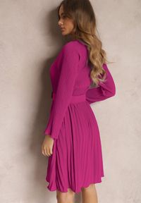 Renee - Ciemnofioletowa Sukienka Plisowana z Paskiem Phile. Kolor: fioletowy. Długość rękawa: długi rękaw. Styl: klasyczny. Długość: mini
