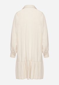 Born2be - Jasnobeżowa Sukienka z Wiskozą o Koszulowym Kroju z Falbanką Penzedi. Okazja: na co dzień. Typ kołnierza: kołnierzyk klasyczny. Kolor: beżowy. Materiał: wiskoza. Długość rękawa: długi rękaw. Typ sukienki: koszulowe. Styl: klasyczny, casual, elegancki #7